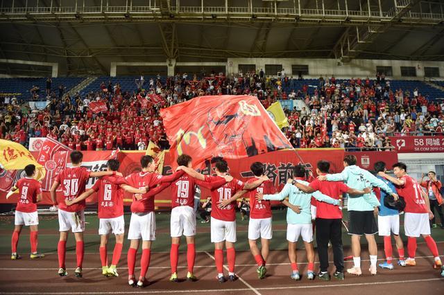 奥克兰运动家凭借“金钱球”理论达成 20 连胜纪录，改变了棒球经理的管理逻辑