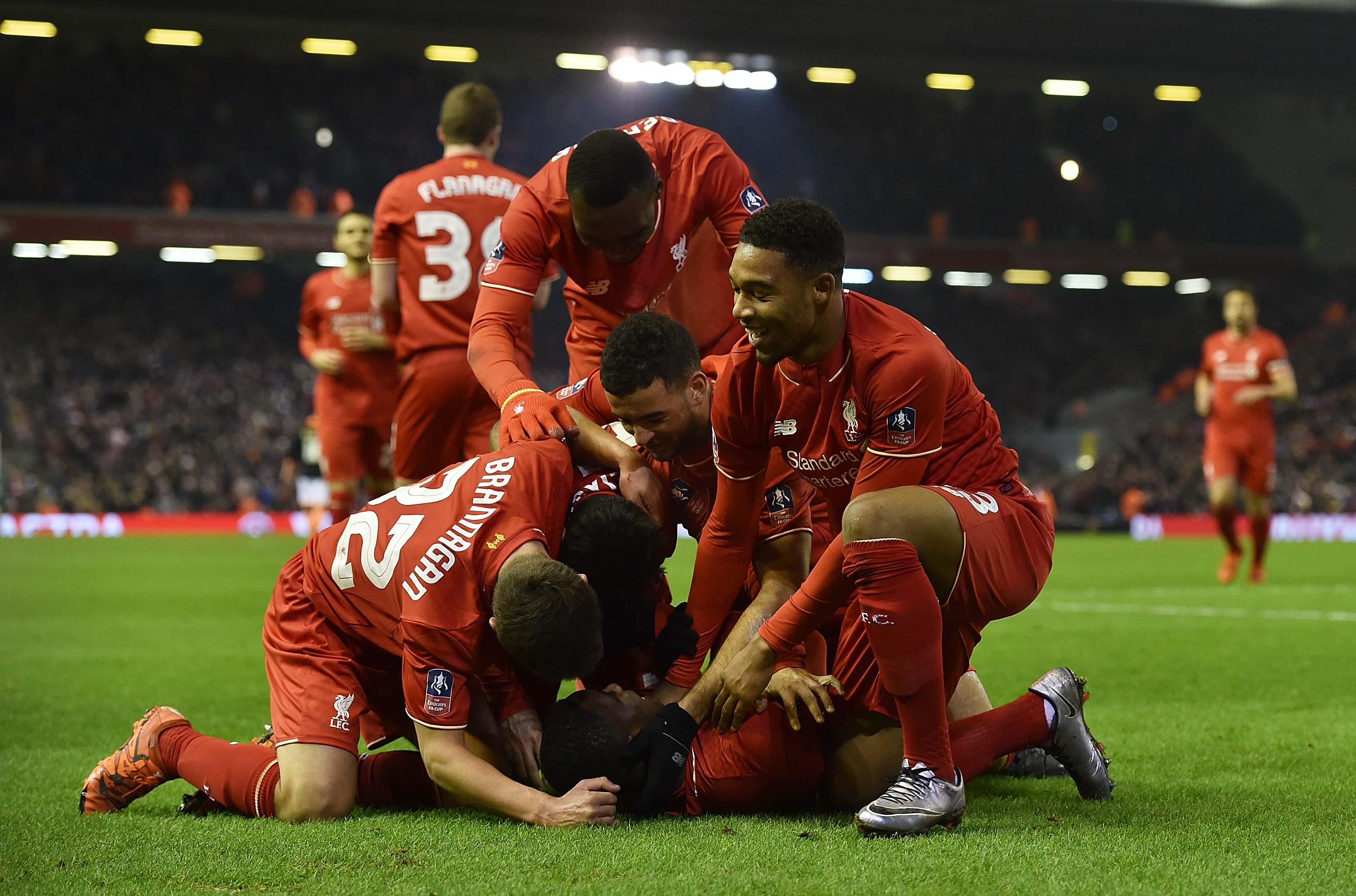 拜仁将创下德甲44轮连续领跑纪录，打破自己1973年创造的纪录（拜仁将以德甲连续44轮占据榜首，刷新1973年队史纪录）