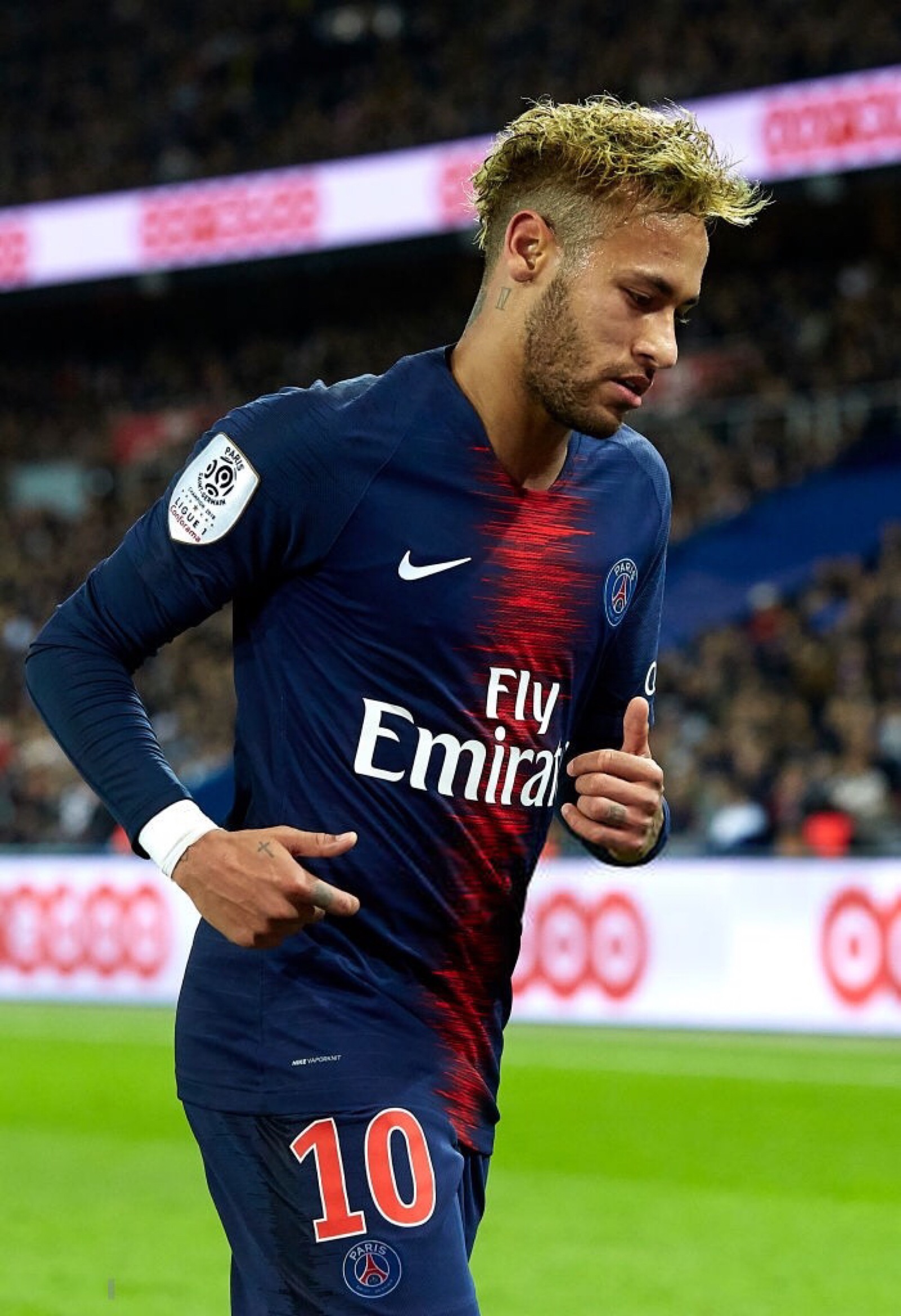 犹他爵士逆转击败篮网，豪取两连胜，马尔卡宁和乔治表现突出，篮网失误和外线投射不佳。