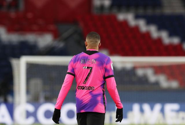 双塔连线！沈梓捷突破吸引克里斯扑防妙传邹雨宸暴扣（双塔联动：沈梓捷突破牵制克里斯，妙传邹雨宸强势暴扣）