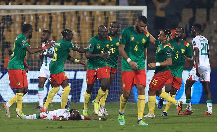 篮下错位大打小！杨瀚森接球顺势转身柔和挑篮 还造成对手犯规（篮下形成错位！杨瀚森接球转身轻巧挑篮并造成对手犯规）