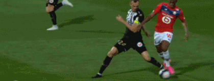 马特塔是04年萨哈以来首位在法国队前两场比赛均破门的球员（自2004年萨哈以来，马特塔成为首位在法国队前两战均破门的球员）